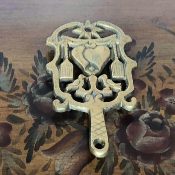 Vintage Wilton birds and hearts brass trivet - Picture 3 of 6